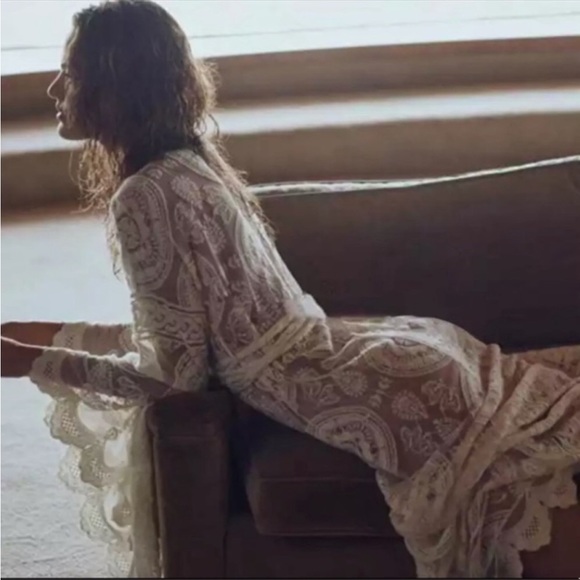 New! White Bohemian Scallop Embroidered Duster Kimono - Picture 3 of 10